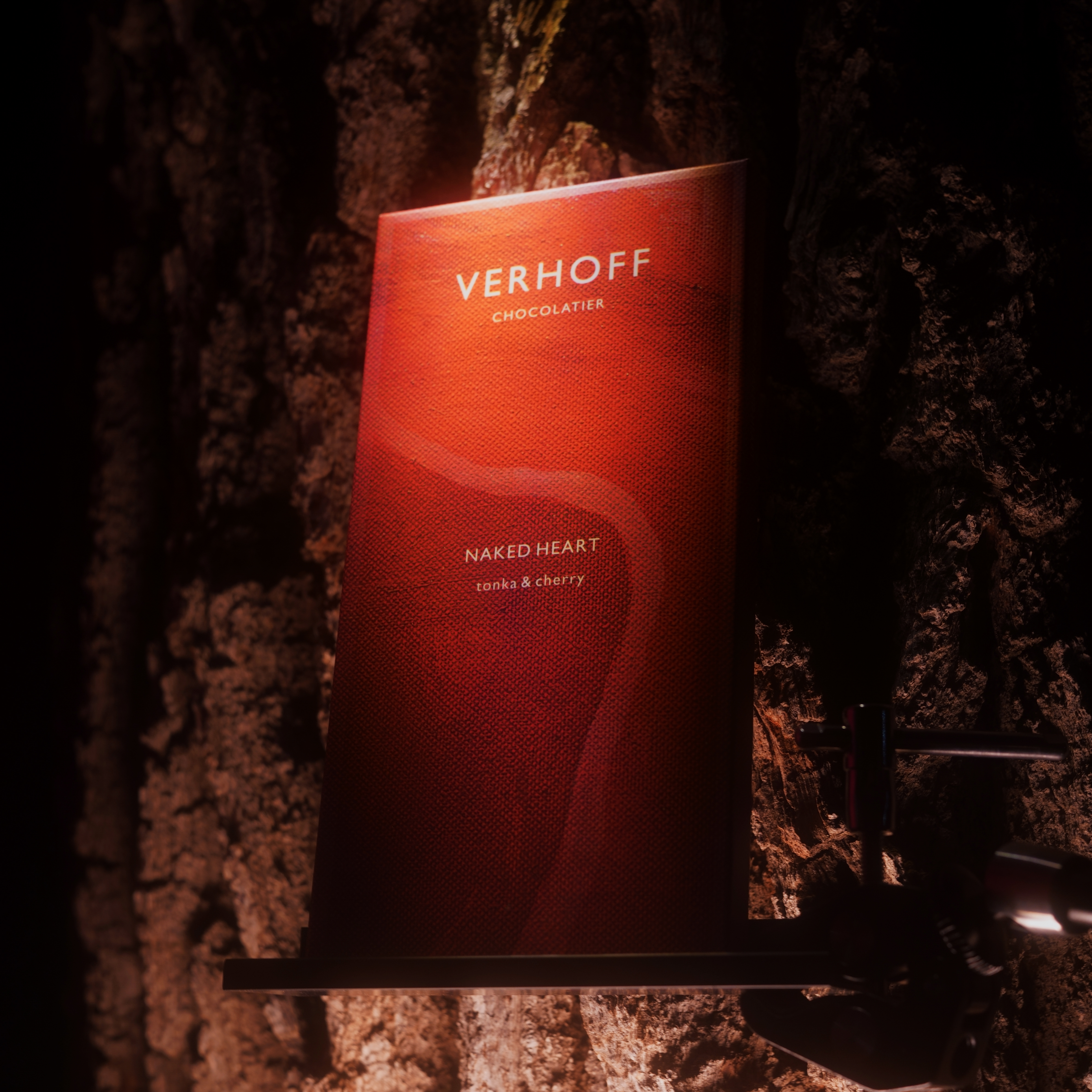 Темный лимитированный шоколад «Обнаженное сердце/Naked heart» с вишней и бобами тонка из какао-бобов Венесуэла 