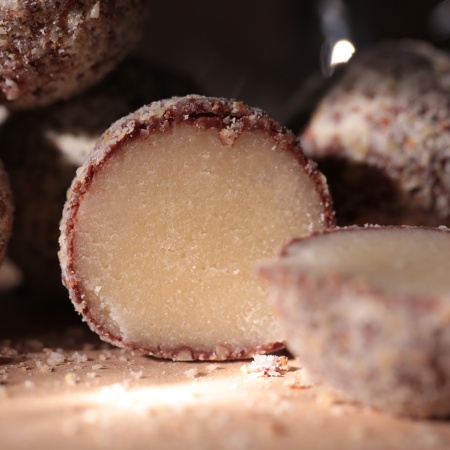 Конфеты с марципаном и ядром абрикоса в темном шоколаде  купить в интернет-магазине VERHOFF