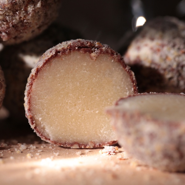 Конфеты с марципаном и ядром абрикоса в темном шоколаде  купить в интернет-магазине VERHOFF