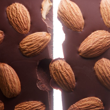 Темный 67% шоколад с миндалем из какао-бобов Вьетнам