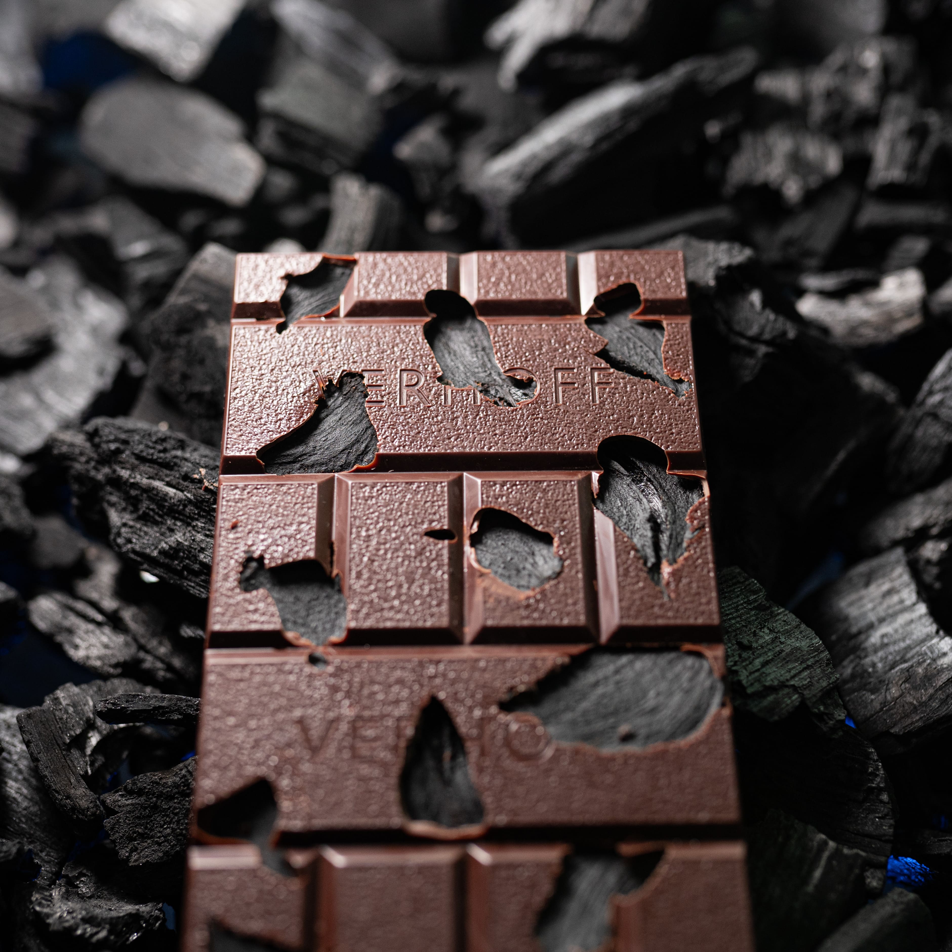 «Душа касается души» лимитированный 65% тёмный шоколад с чернёным чесноком купить в интернет-магазине VERHOFF