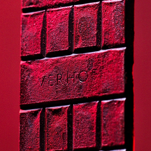 Темный лимитированный шоколад «Обнаженное сердце/Naked heart» с вишней и бобами тонка из какао-бобов Венесуэла 