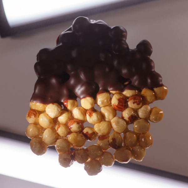 Материк фундук  в карамели и темном шоколаде купить в интернет-магазине VERHOFF