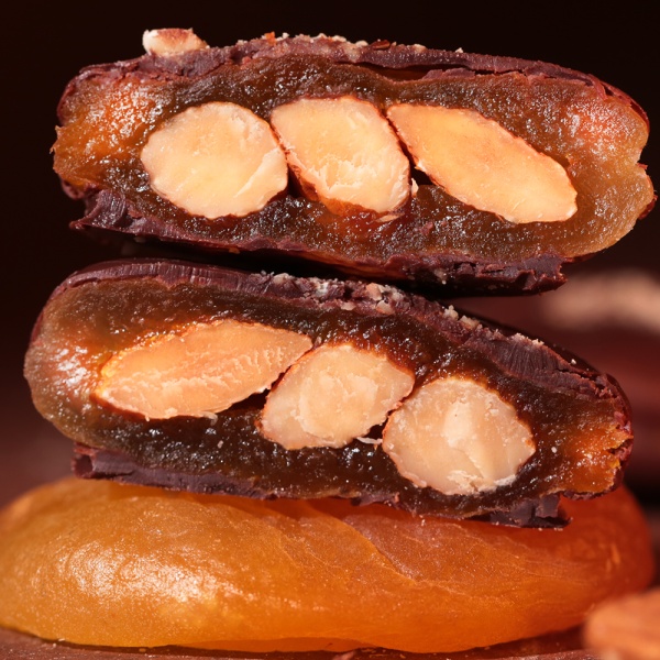 Конфеты с курагой и миндалем в темном шоколаде купить в интернет-магазине VERHOFF