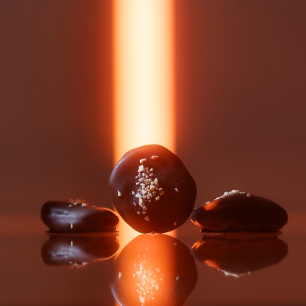 Конфеты с курагой и миндалем в темном шоколаде купить в интернет-магазине VERHOFF