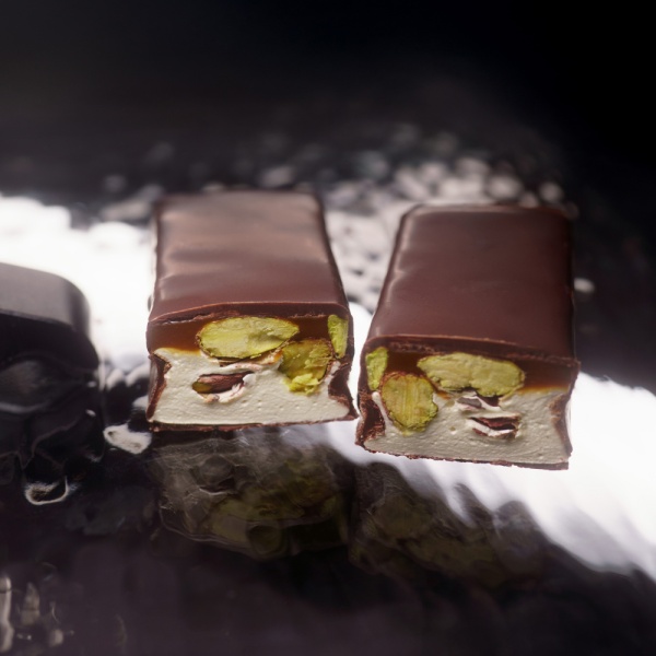 Фисташковый «UGLY» шоколадный батончик с нугой и карамелью
