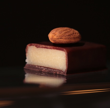 Конфеты с марципаном и миндалем в темном шоколаде купить в интернет-магазине VERHOFF