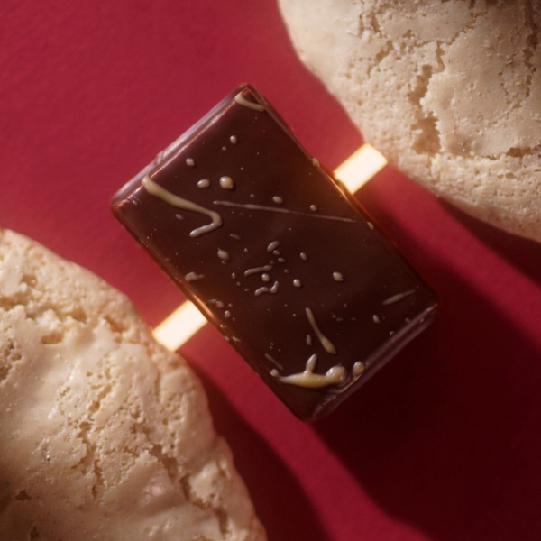 Конфеты пралине KIDS с миндалем в темном шоколаде купить в интернет-магазине VERHOFF