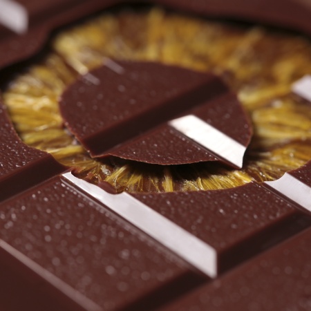 Темный 67% шоколад со слайсами апельсина из какао-бобов Вьетнам