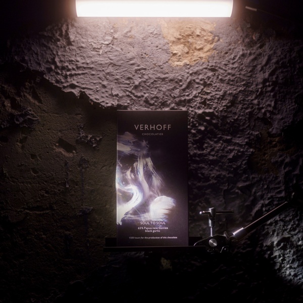 «Душа касается души» лимитированный 65% тёмный шоколад с чернёным чесноком купить в интернет-магазине VERHOFF